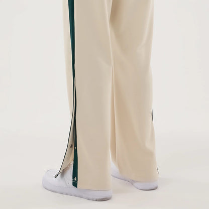 The model is wearing this NBA Hardwood Classic Straight Seattle Supersonics Straight Leg Joggers in light beige. 7