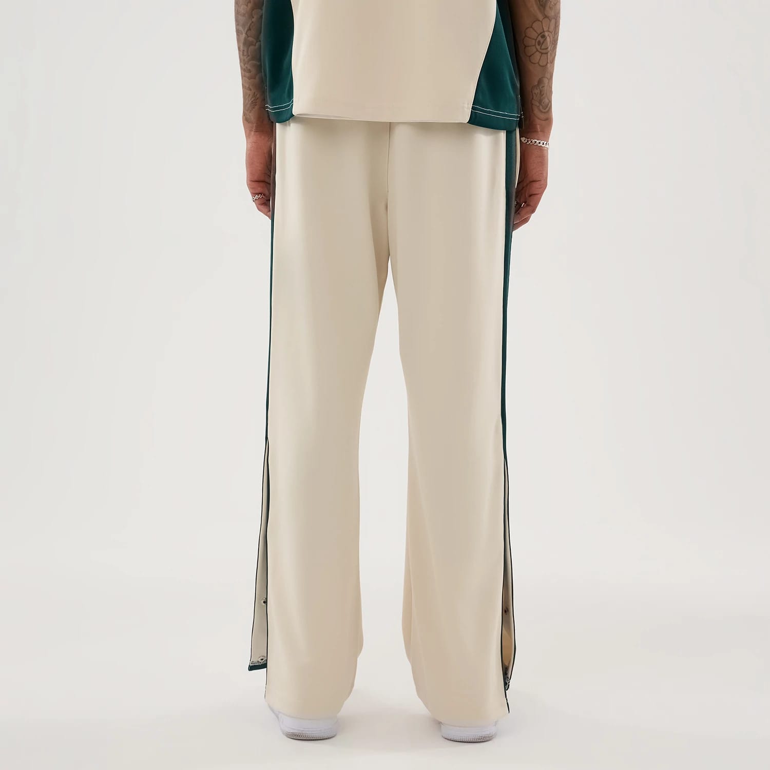 The model is wearing this NBA Hardwood Classic Straight Seattle Supersonics Straight Leg Joggers in light beige. 2