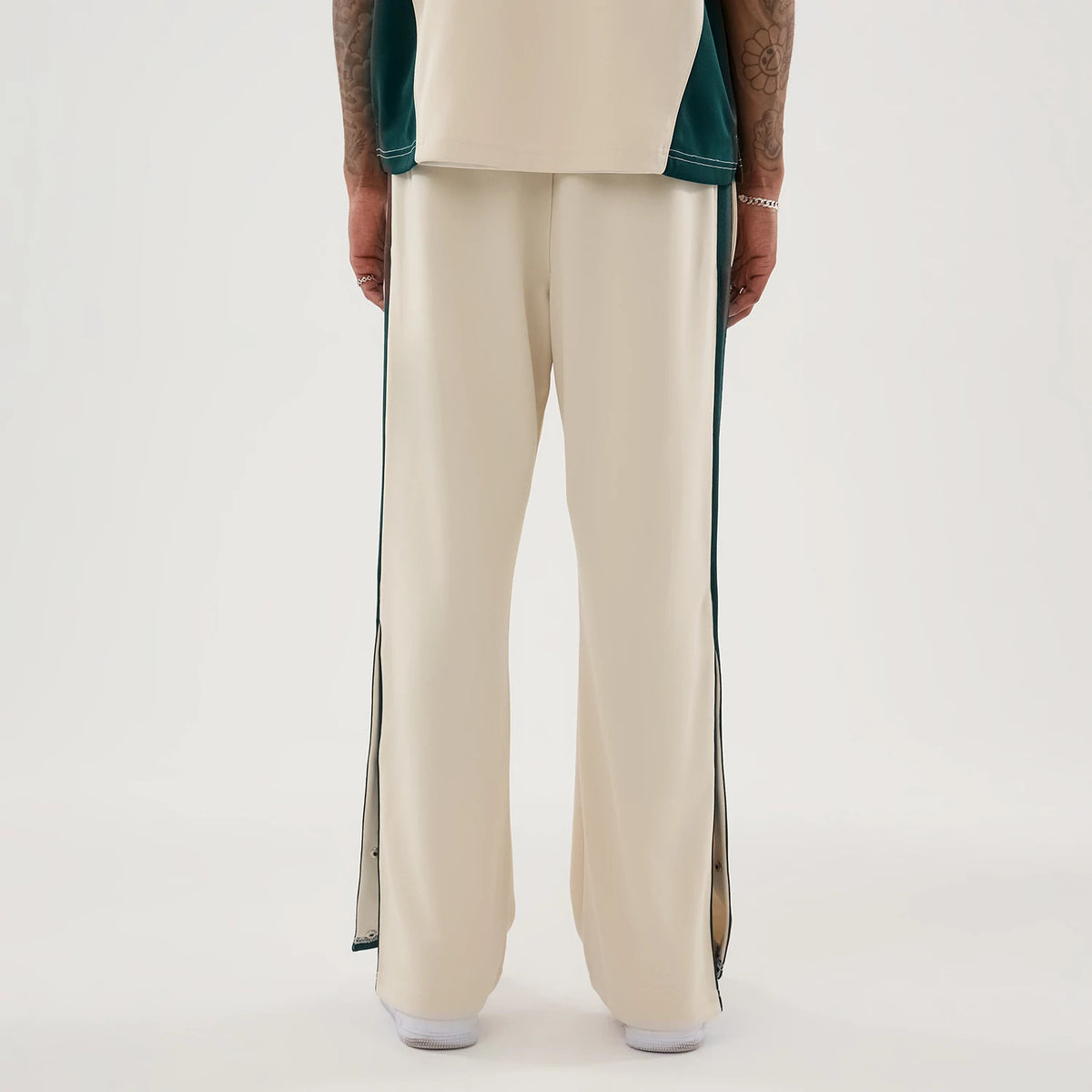 The model is wearing this NBA Hardwood Classic Straight Seattle Supersonics Straight Leg Joggers in light beige. 2