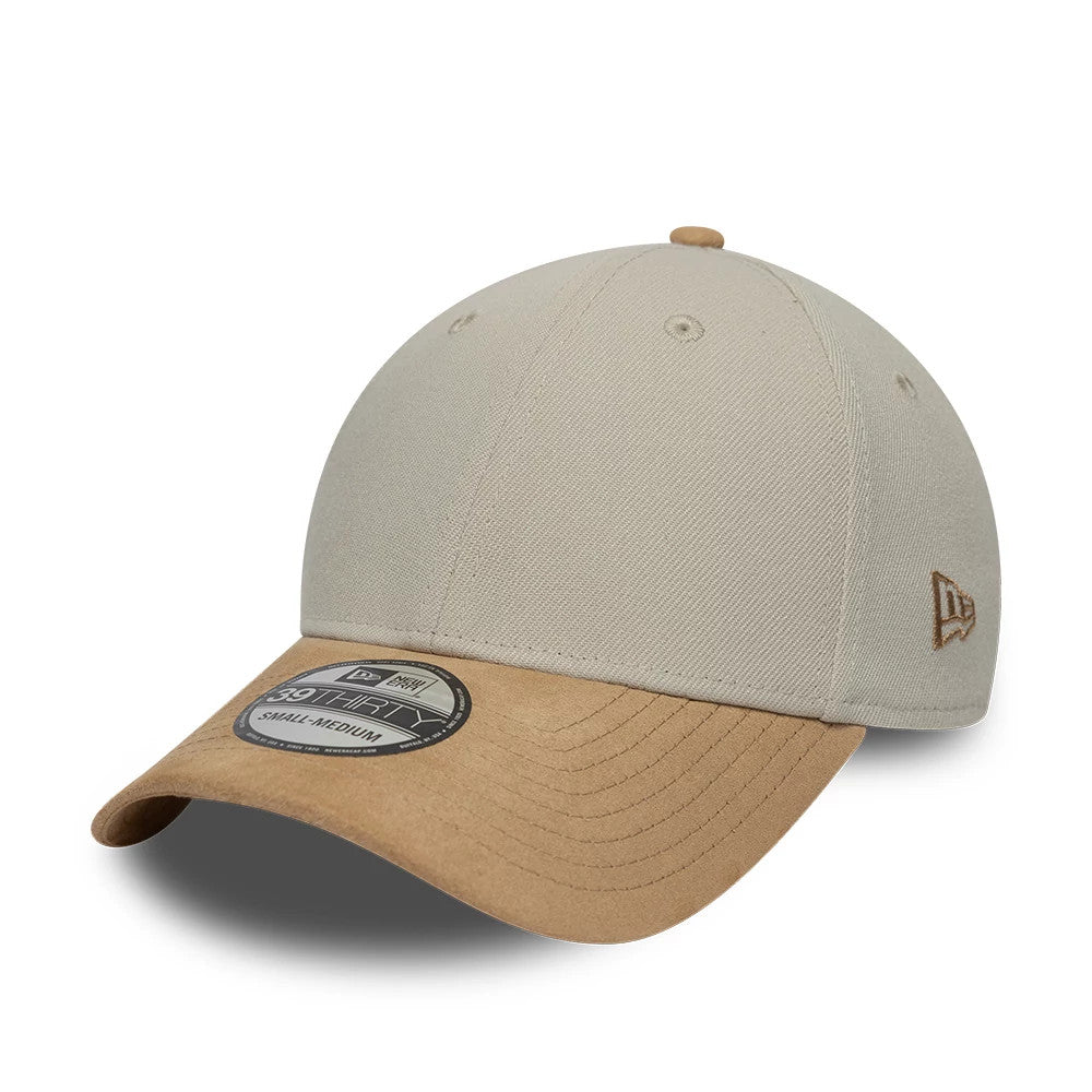 New Era Suede Visor Light Beige New Era 39THIRTY Stretch Fit Cap, front view showing the brown New Era flag logo embroidered on the left side, a light beige structured crown, and a contrasting beige suede curved visor with a 39THIRTY size sticker.