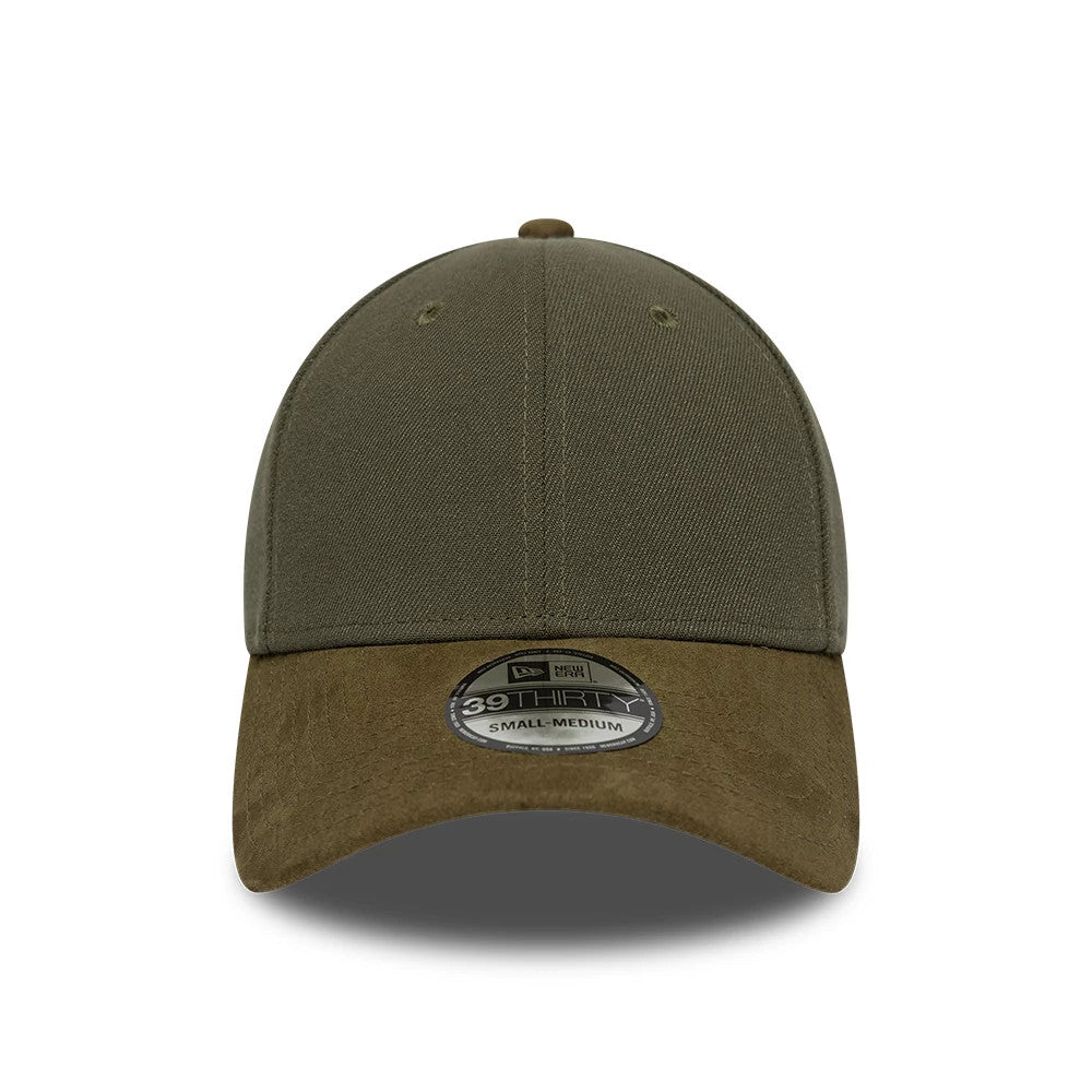New Era Suede Visor Green 39THIRTY Stretch Fit Cap, front view showing the dark green crown with matching eyelets and button, complemented by a contrasting suede visor featuring a 39THIRTY size sticker at the centre, enhancing its refined look.