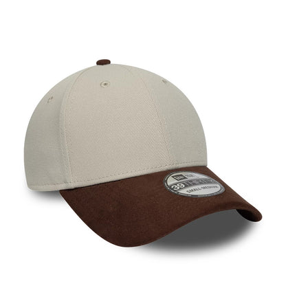New Era Suede Visor Light Beige 39THIRTY Stretch Fit Cap, three-quarter view showing a light beige structured crown with embroidered eyelets, a contrasting brown suede curved visor, and a 39THIRTY size sticker on the top.