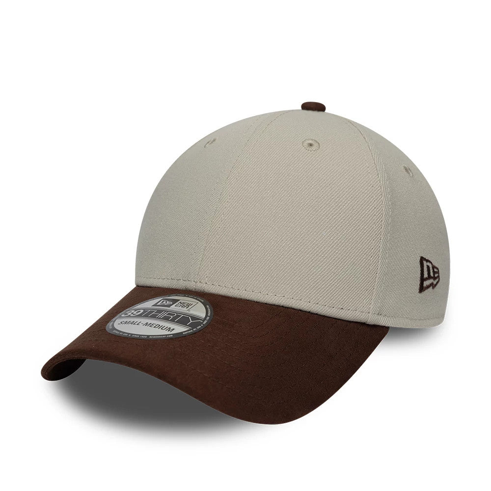 New Era Suede Visor Light Beige 39THIRTY Stretch Fit Cap, three-quarter view showing the brown suede curved visor with a 39THIRTY size sticker, light beige crown with eyelets, and embroidered New Era flag logo on the left side.