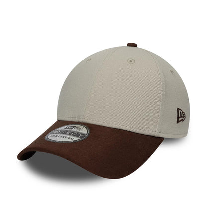 New Era Suede Visor Light Beige 39THIRTY Stretch Fit Cap, three-quarter view showing the brown suede curved visor with a 39THIRTY size sticker, light beige crown with eyelets, and embroidered New Era flag logo on the left side.