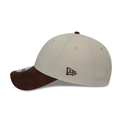 New Era Suede Visor Light Beige 39THIRTY Stretch Fit Cap, side view featuring the brown embroidered New Era flag logo on the left side of the light beige crown, brown suede curved visor and grey 39THIRTY size sticker on the top.