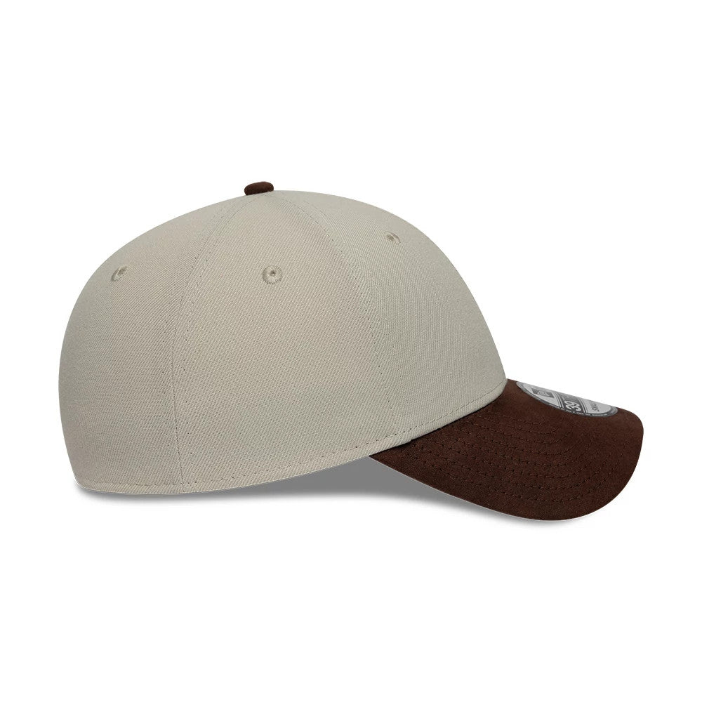 New Era Suede Visor Light Beige 39THIRTY Stretch Fit Cap, side view showing the curved brown suede visor, a light beige structured crown with matching eyelets, and the brown top button, complemented by a 39THIRTY size sticker on the visor.