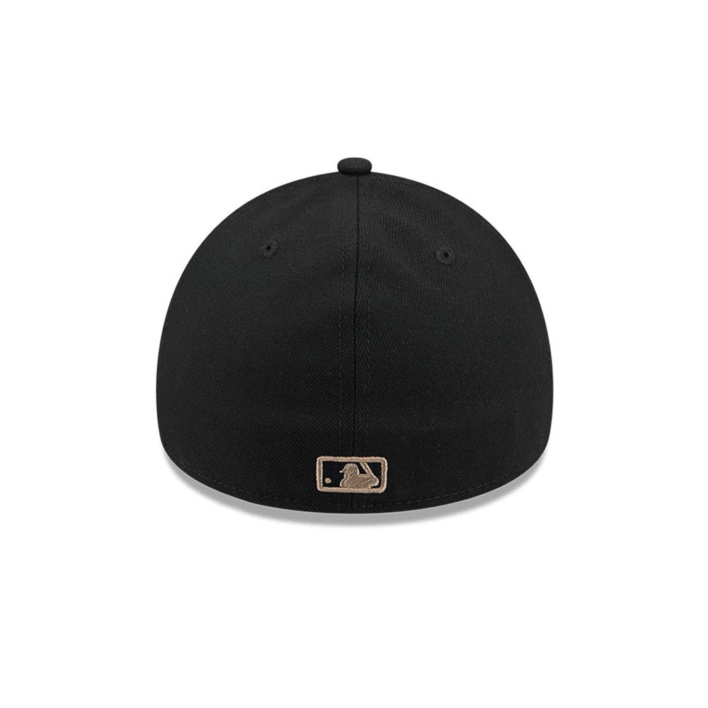 New York Mets MLB Fabric Story Black New Era 59FORTY A-Frame Fitted Cap, rear view showing the MLB Batterman logo embroidered in beige at the centre back of the structured black crown with matching eyelets and a top button.