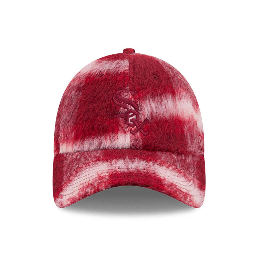 New Era Chicago White Sox MLB Fabric Story Red Casual Classic Adjustable Cap, front view showing the red embroidered Sox logo on the centre of a red and white textured crown, with a pre-curved visor and matching top button.