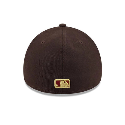Chicago White Sox MLB Fall Story Dark Brown New Era 59FORTY A-Frame Fitted Cap, rear view showing the gold and dark red embroidered MLB Batterman logo centred at the bottom of the structured dark brown crown with matching top button and eyelets.