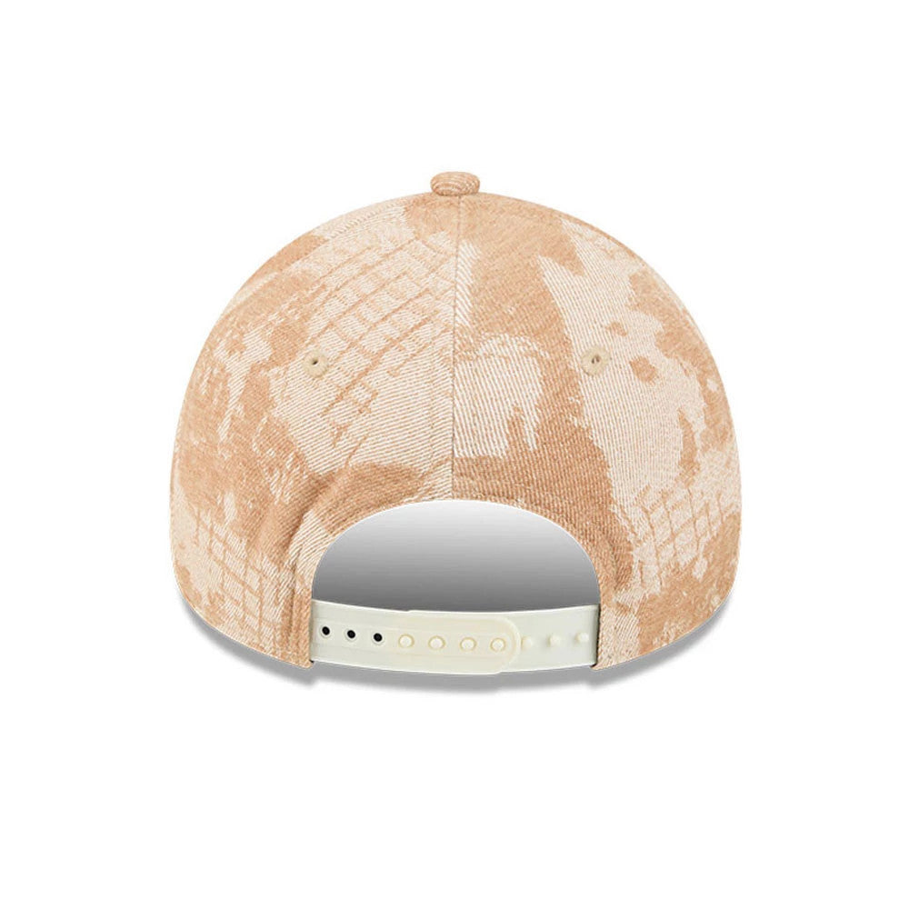 New York Knicks NBA Fall Story Beige New Era 9FORTY A-Frame Adjustable Cap, rear view showing a cream-coloured adjustable strap at the base of the beige patterned crown, alongside two embroidered eyelets and a top button.