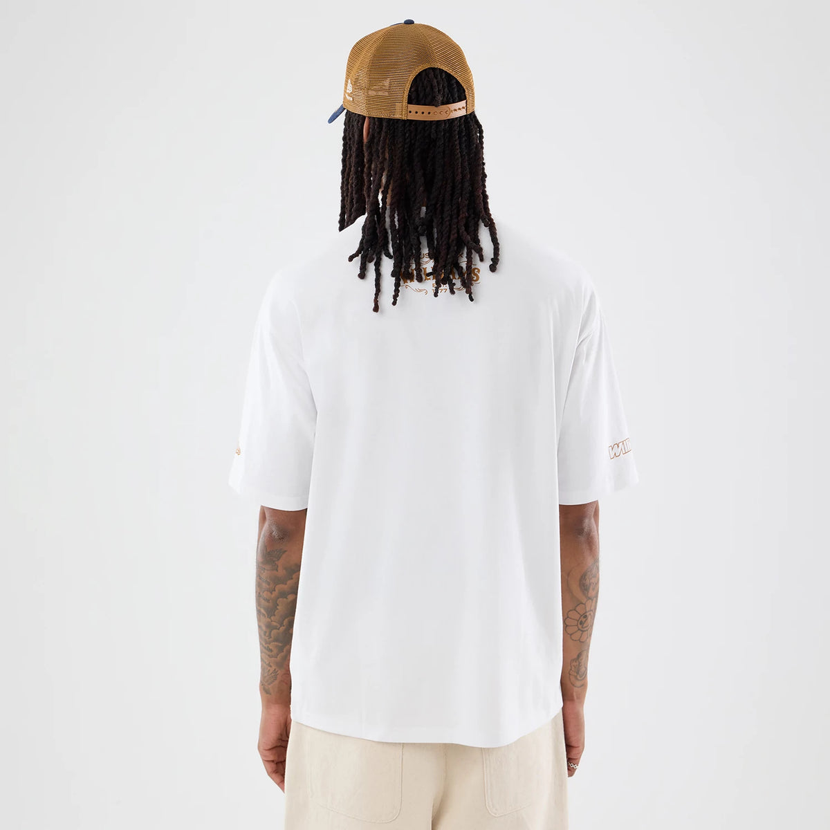 The model is wearing this Williams Austin Race Special Graphic Oversized T-Shirt in white. 2