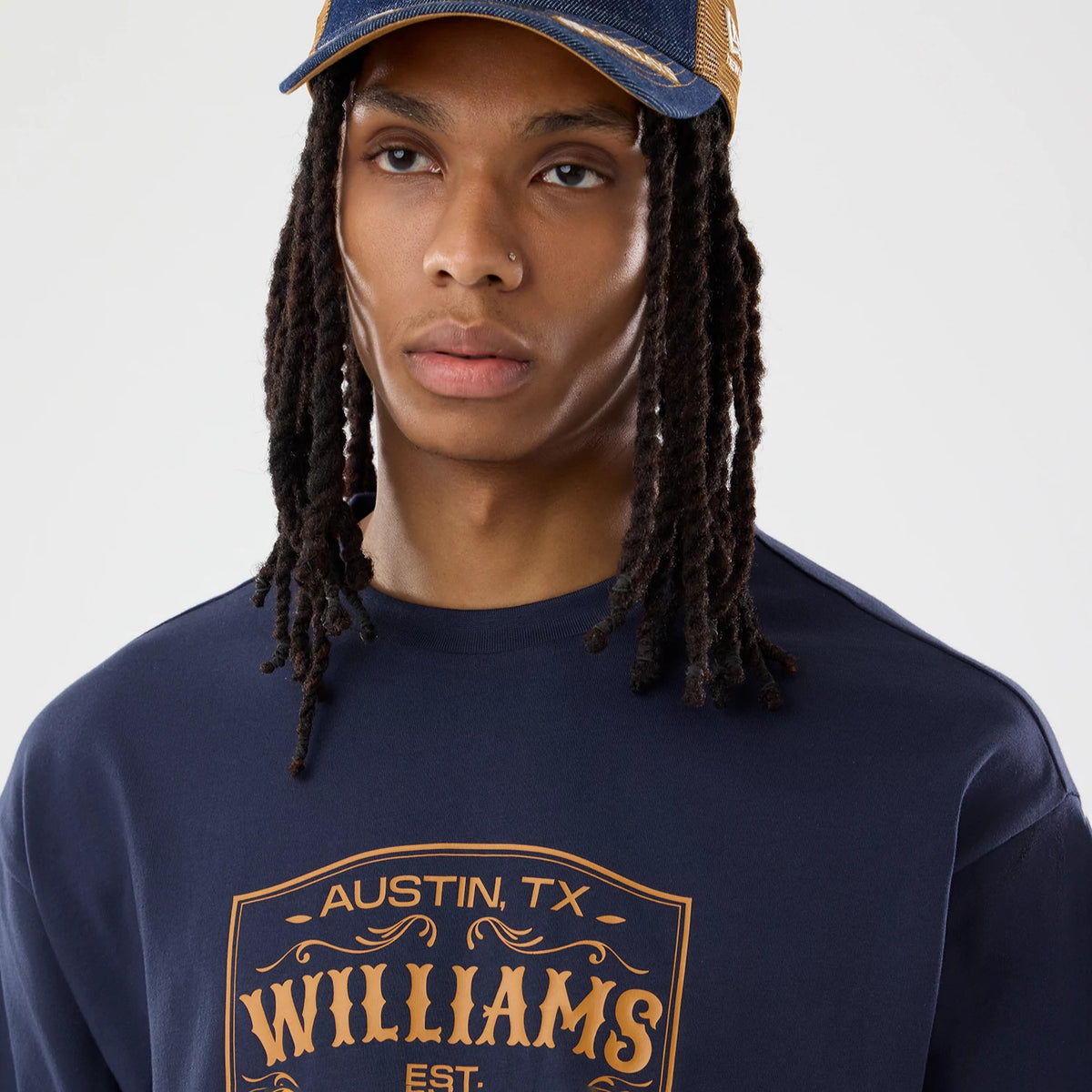The model is wearing this Williams Austin Race Special Graphic T-Shirt in navy. 5
