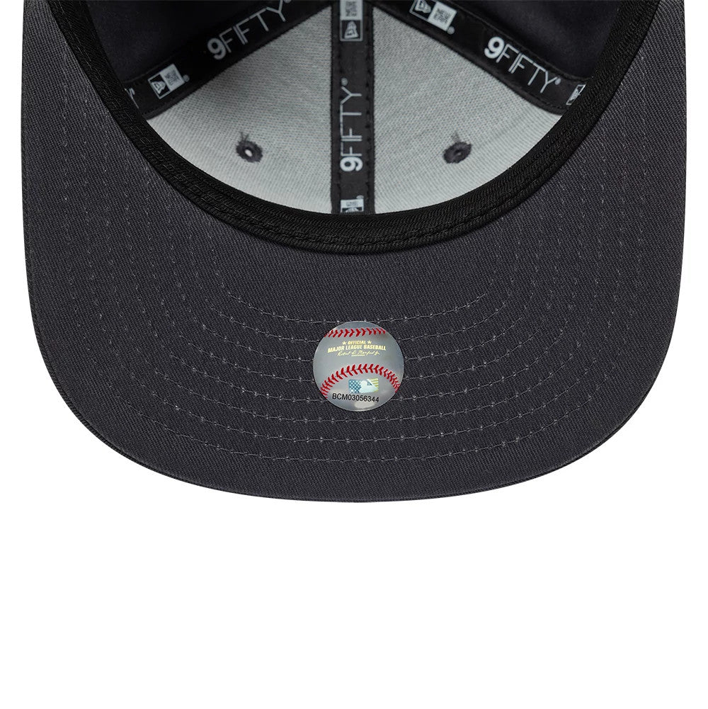 Pictured is this MLB League Essential Chicago White Sox 9FIFTY Original Fit Snapback cap in dark grey. 7