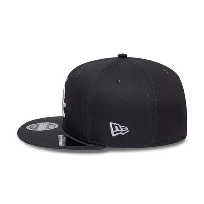 Pictured is this MLB League Essential Chicago White Sox 9FIFTY Original Fit Snapback cap in dark grey. 4