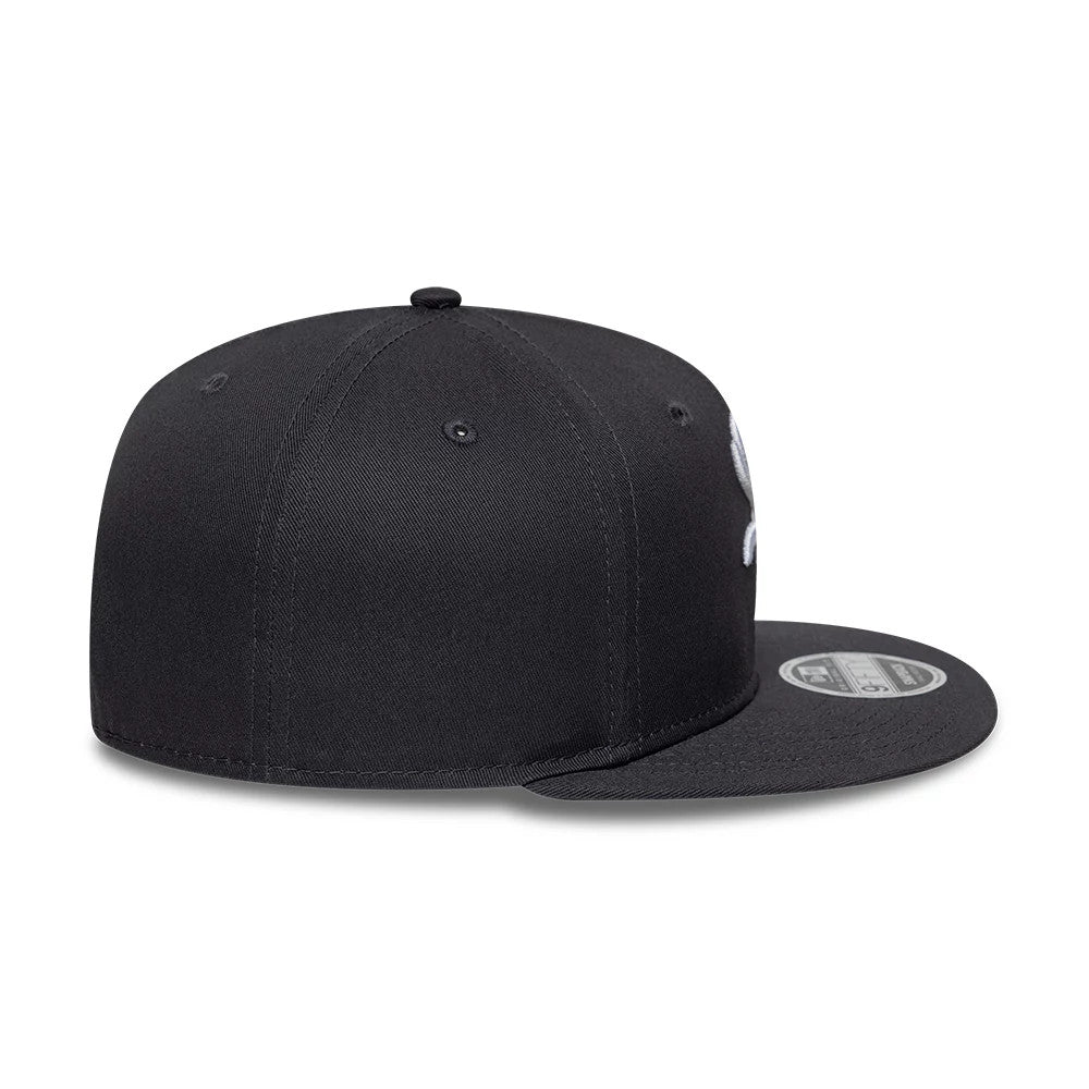 Pictured is this MLB League Essential Chicago White Sox 9FIFTY Original Fit Snapback cap in dark grey. 5