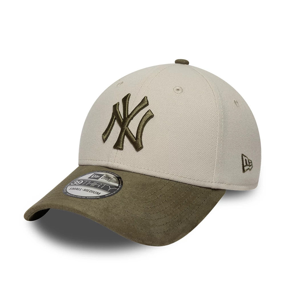Yankees MLB Faux Suede Light Beige & Green New Era 39THIRTY Stretch Fit Cap, front view showing dark green raised embroidered NY logo on the light beige front panel, contrasting green faux suede curved visor and 39THIRTY size sticker.
