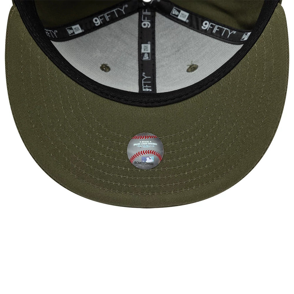 Pictured is this MLB Outline New York Yankees 9FIFTY Snapback cap in green. 7