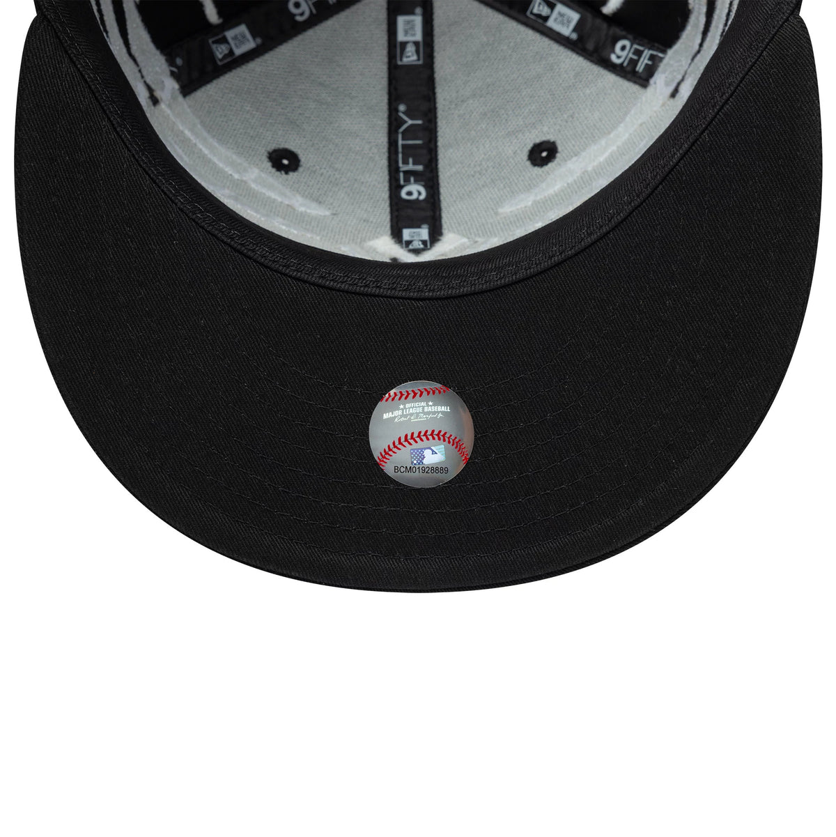 Pictured is this MLB Halloween Glow In The Dark Hands New York Yankees 9FIFTY Snapback cap in black. 6