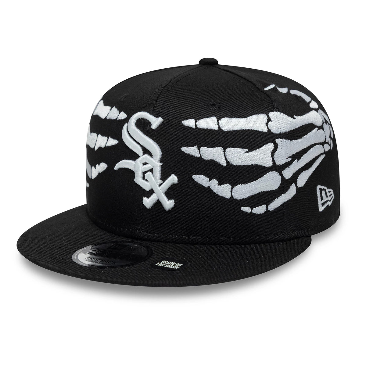 Pictured is this MLB Halloween Glow In The Dark Hands Chicago White Sox 9FIFTY Snapback cap in black. 1