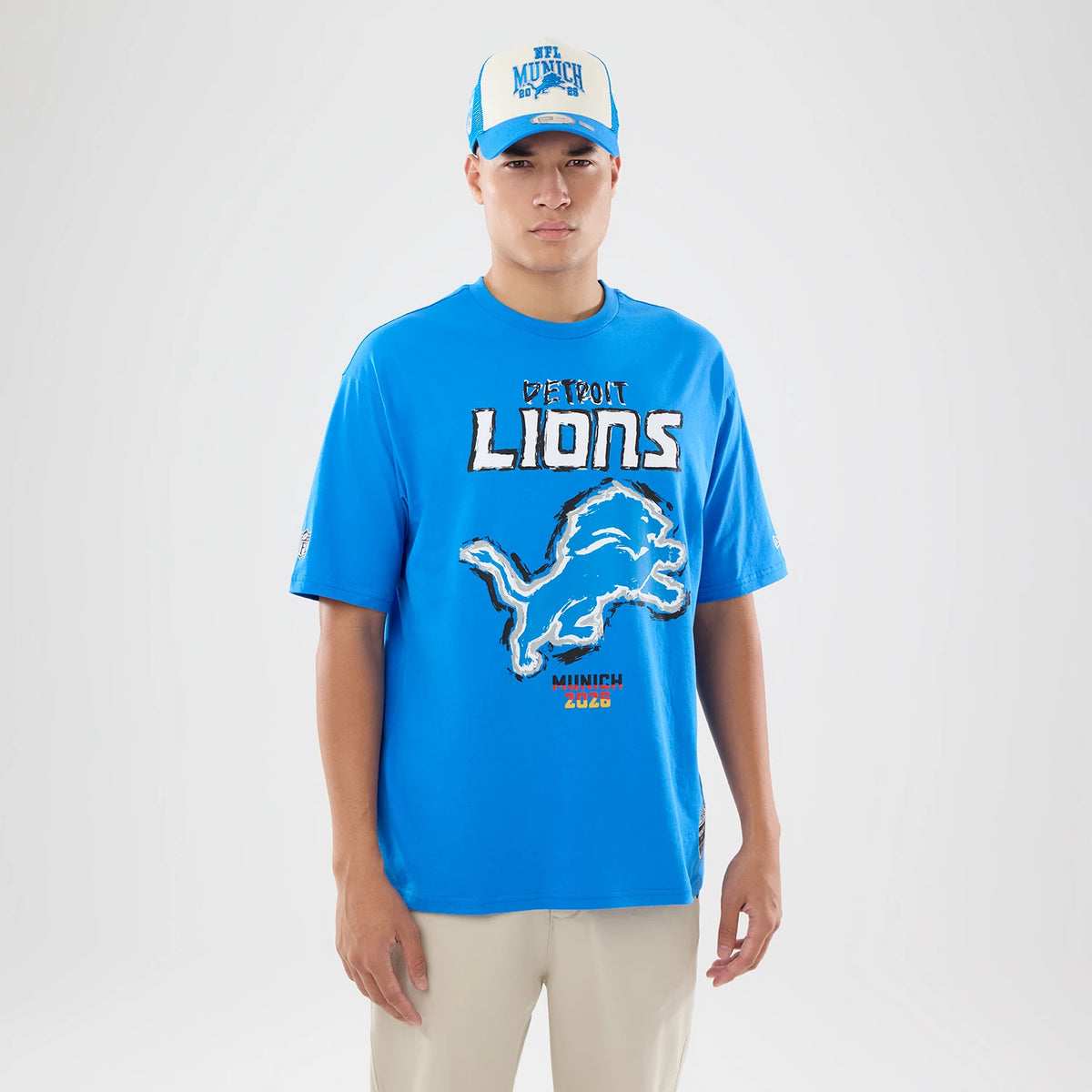 The model is wearing this NFL Graphic Slogan Detroit Lions Oversized T-Shirt in blue. 1