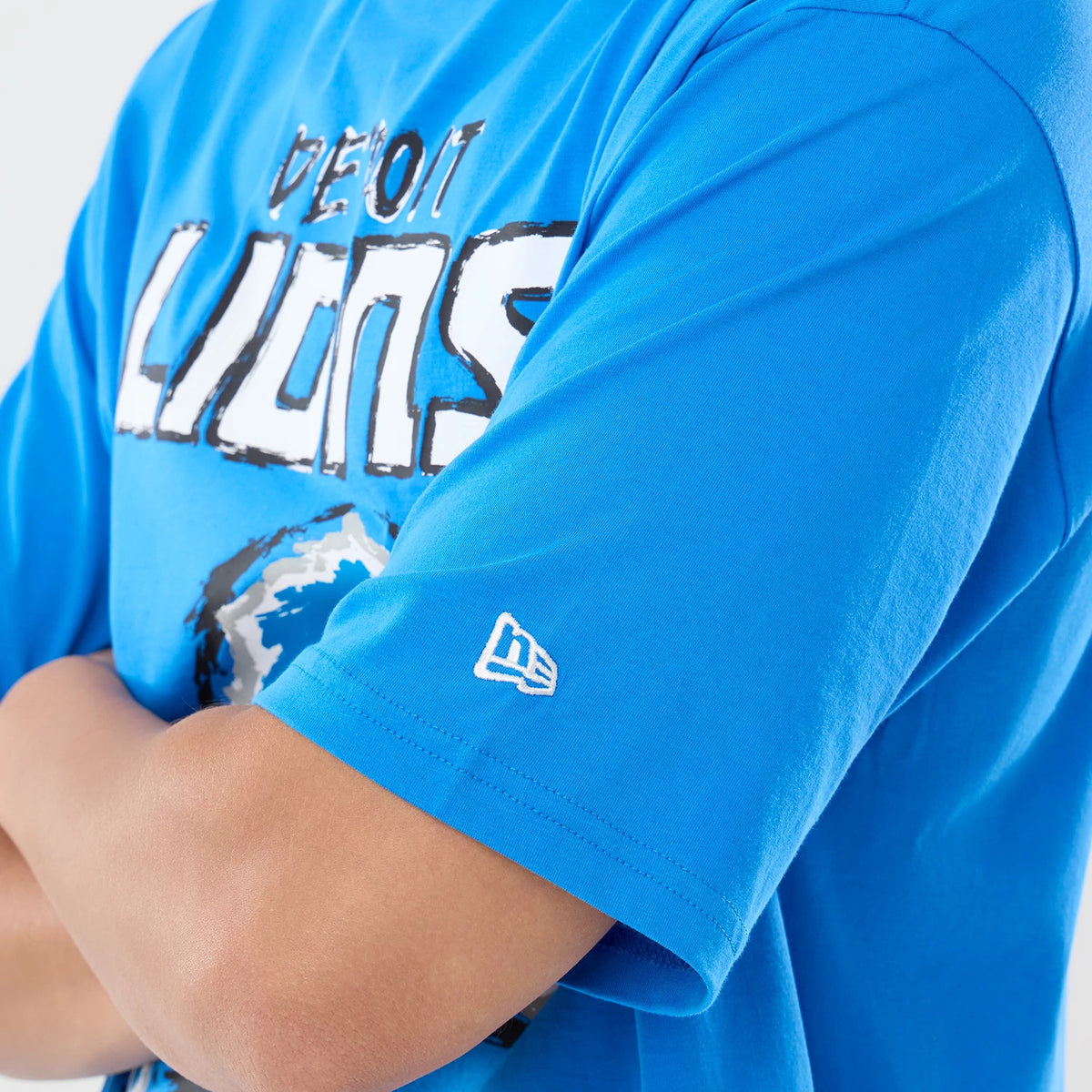 The model is wearing this NFL Graphic Slogan Detroit Lions Oversized T-Shirt in blue. 5