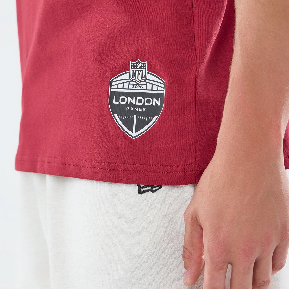 The model is wearing this NFL Graphic Slogan Washington Commanders Oversized T-Shirt in dark red. 4