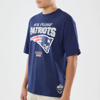 The model is wearing this NFL International Games 2026 New England Patriots Oversized T-Shirt in dark blue. 3