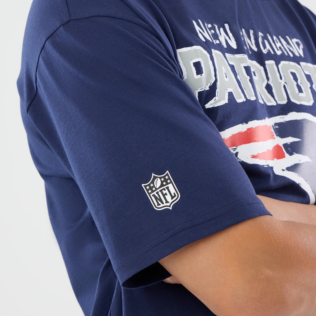 The model is wearing this NFL International Games 2026 New England Patriots Oversized T-Shirt in dark blue. 4