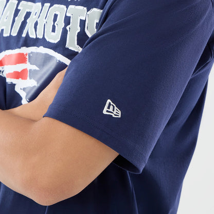 The model is wearing this NFL International Games 2026 New England Patriots Oversized T-Shirt in dark blue. 5