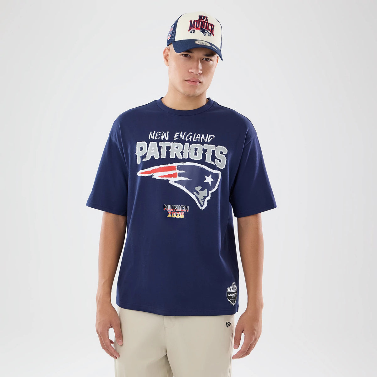 The model is wearing this NFL International Games 2026 New England Patriots Oversized T-Shirt in dark blue. 1