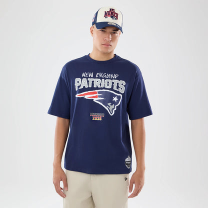The model is wearing this NFL International Games 2026 New England Patriots Oversized T-Shirt in dark blue. 1