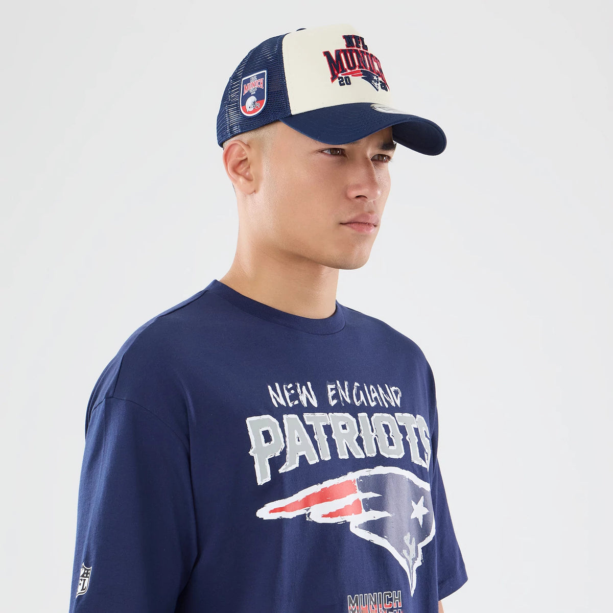 The model is wearing this NFL International Games 2026 New England Patriots Oversized T-Shirt in dark blue. 6