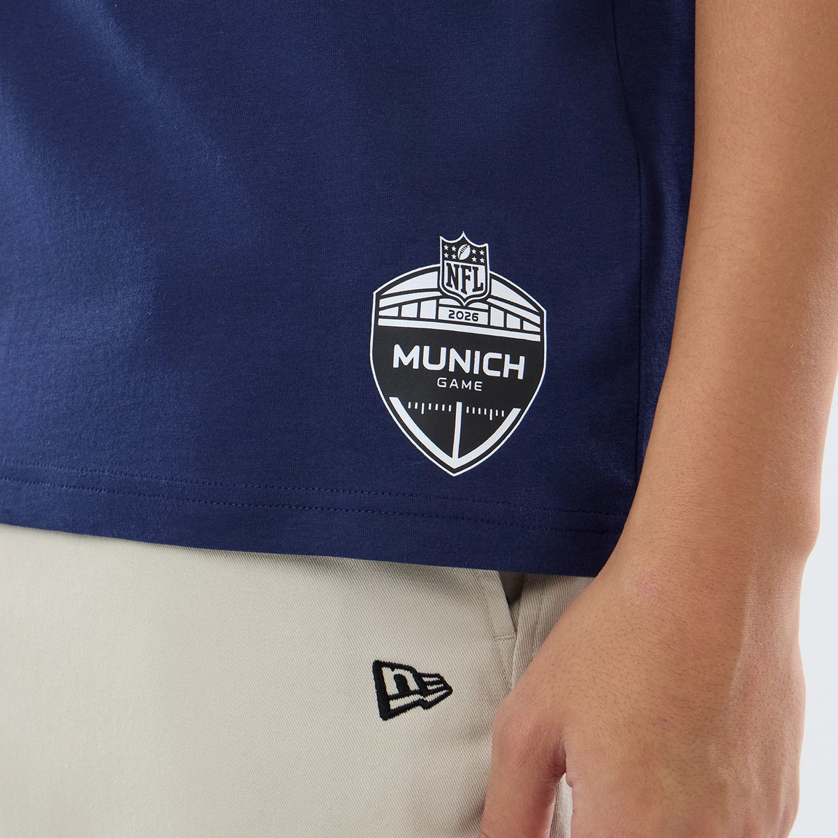 The model is wearing this NFL International Games 2026 New England Patriots Oversized T-Shirt in dark blue. 7