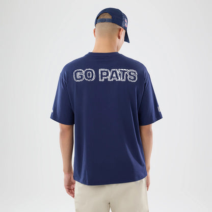 The model is wearing this NFL International Games 2026 New England Patriots Oversized T-Shirt in dark blue. 2