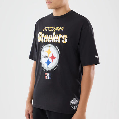 The model is wearing this NFL International Games 2026 Pittsburgh Steelers Oversized T-Shirt in black. 3