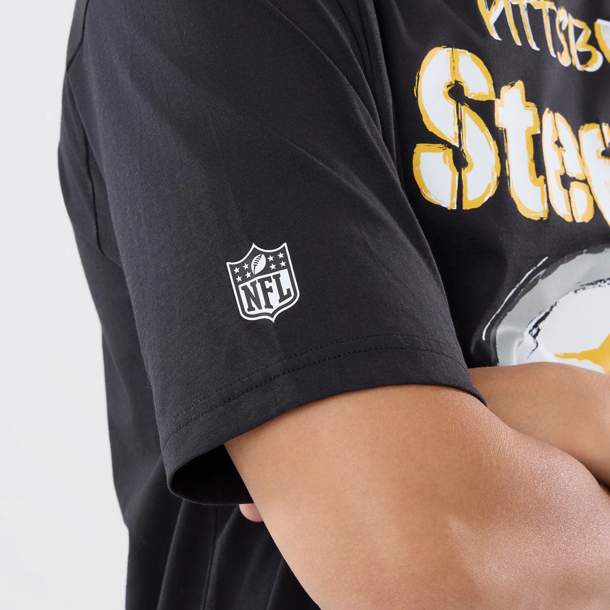 The model is wearing this NFL International Series Games 2026 Pittsburgh Steelers Oversized T-Shirt in black. 4