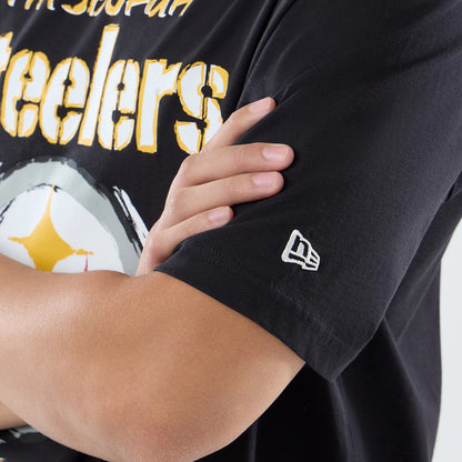 The model is wearing this NFL International Games 2026 Pittsburgh Steelers Oversized T-Shirt in black. 5
