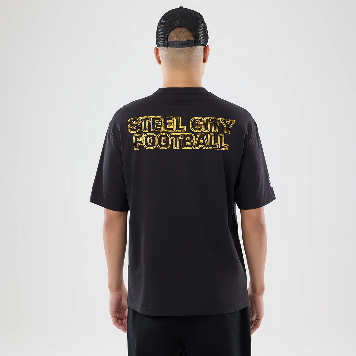 The model is wearing this NFL International Games 2026 Pittsburgh Steelers Oversized T-Shirt in black. 2