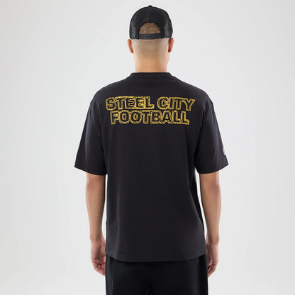 The model is wearing this NFL International Games 2026 Pittsburgh Steelers Oversized T-Shirt in black. 2