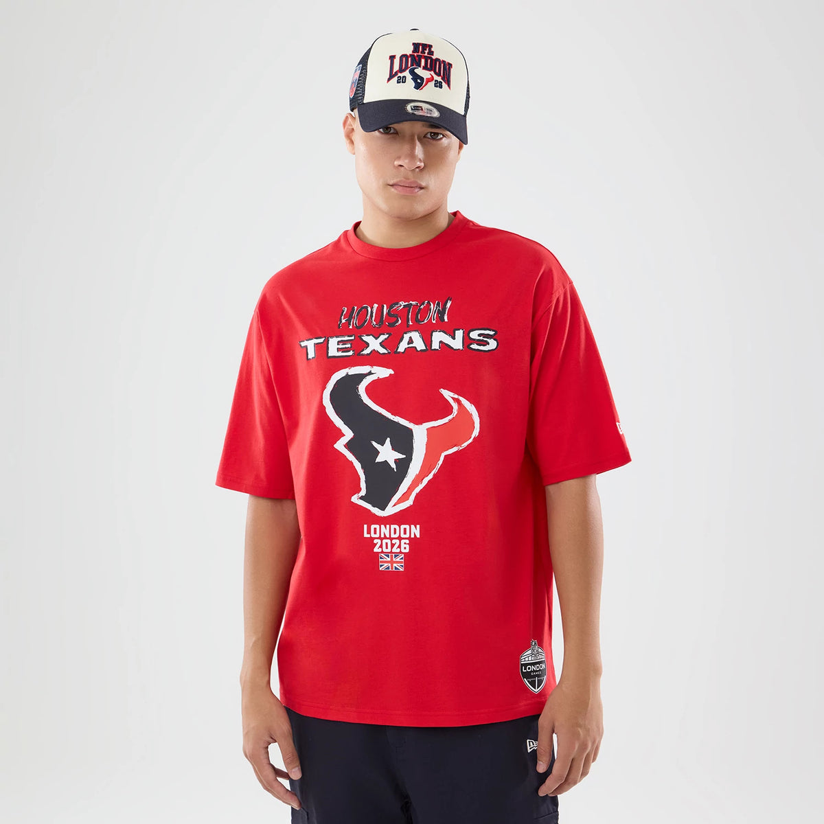 The model is wearing this NFL International Games 2026 Houston Texans Oversized T-Shirt in red. 1
