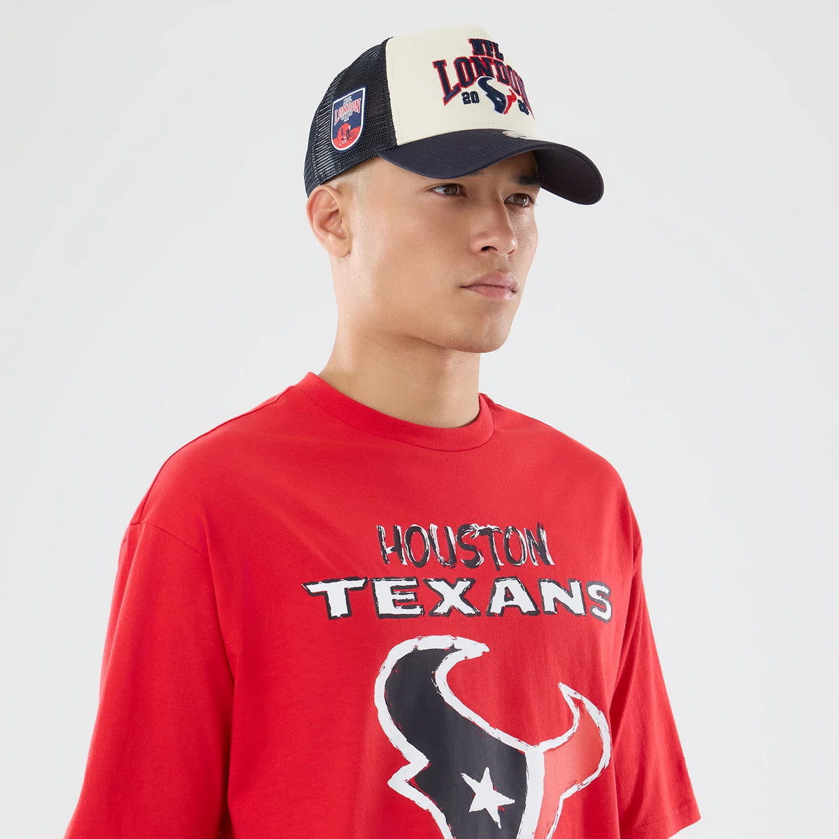 The model is wearing this NFL International Games 2026 Houston Texans Oversized T-Shirt in red. 6