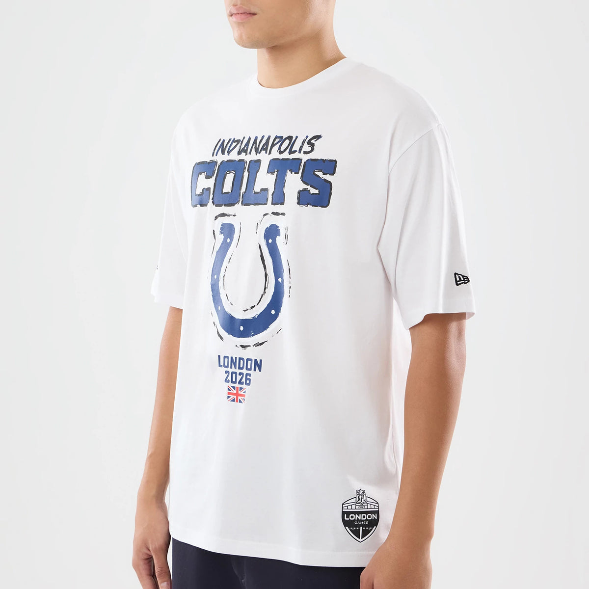 The model is wearing this NFL International Games 2026 Indianapolis Colts Oversized T-Shirt in white. 3