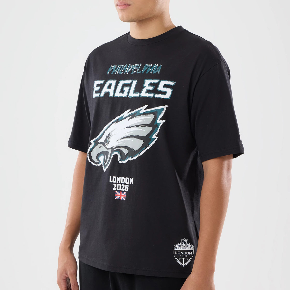 The model is wearing this NFL International Games 2026 Philadelphia Eagles Oversized T-Shirt in black. 3