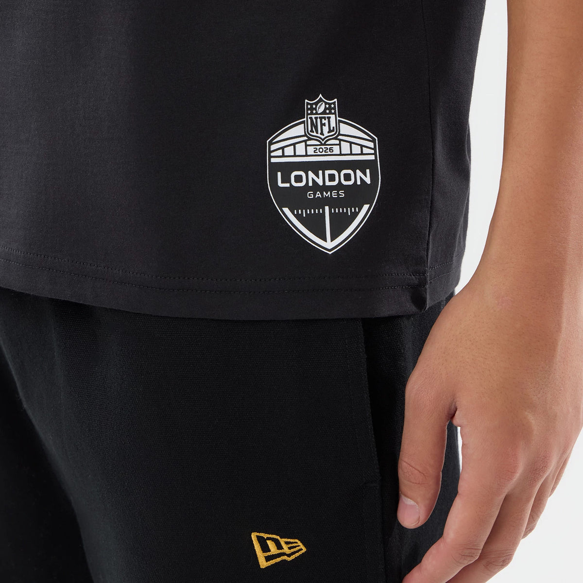 The model is wearing this NFL International Games 2026 Philadelphia Eagles Oversized T-Shirt in black. 4