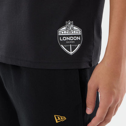 The model is wearing this NFL International Series Games 2026 Philadelphia Eagles Oversized T-Shirt in black. 4