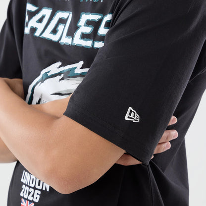 The model is wearing this NFL International Games 2026 Philadelphia Eagles Oversized T-Shirt in black. 5
