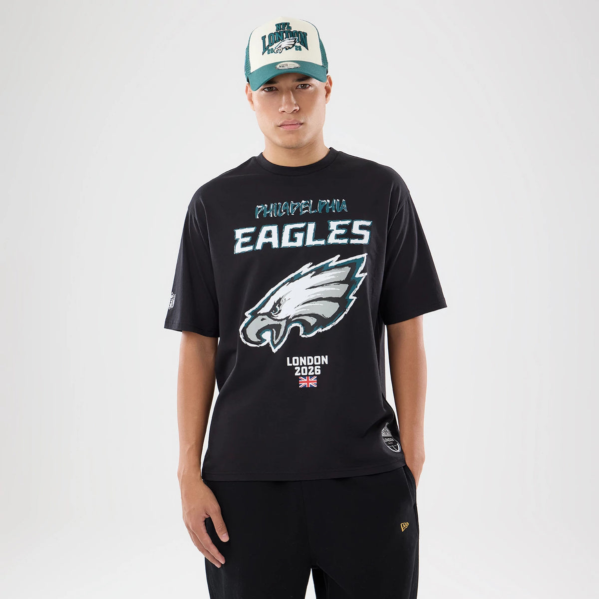The model is wearing this NFL International Games 2026 Philadelphia Eagles Oversized T-Shirt in black. 1