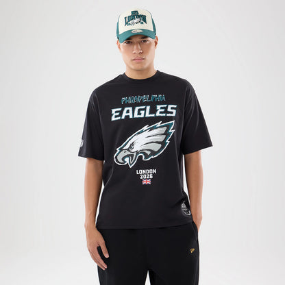 The model is wearing this NFL International Games 2026 Philadelphia Eagles Oversized T-Shirt in black. 1