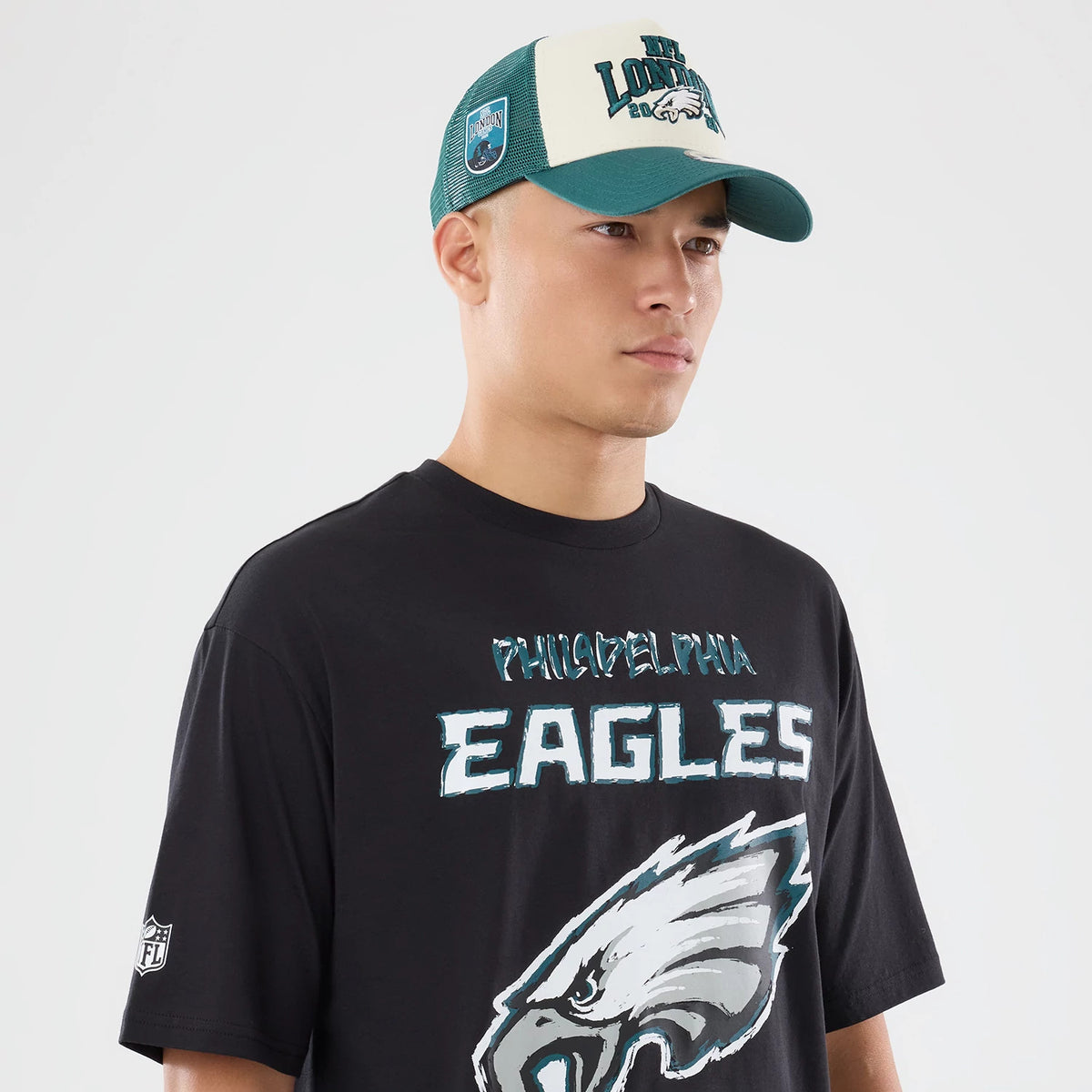 The model is wearing this NFL International Games 2026 Philadelphia Eagles Oversized T-Shirt in black. 7