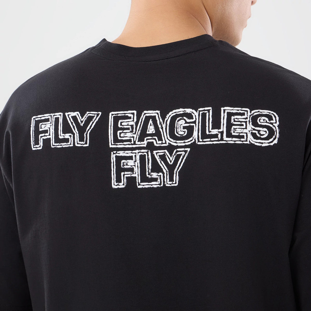 The model is wearing this NFL International Games 2026 Philadelphia Eagles Oversized T-Shirt in black. 6